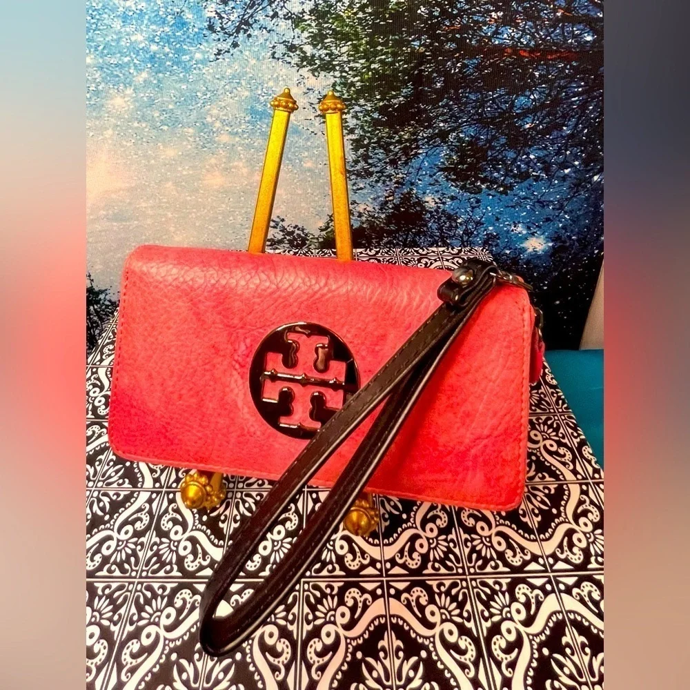 Tory Burch Pink Pebbled Leather Clutch Wallet with Logo Medallion and strap EUC